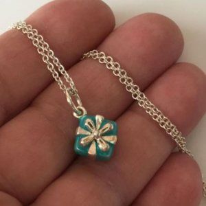 Box with bow pendant